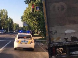 В Днепре на Киевской грузовик влетел в столб