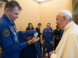 Экипаж МКС подарил папе Римскому комбинезон космонавта