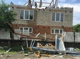 На Закарпатье мощные ветры сорвали крыши с домов (ФОТО)