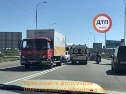 Под Киевом грузовик врезался в автобус с пассажирами