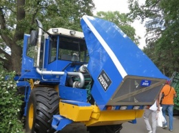 Новые украинские тракторы АТК показали аграриям (видео)