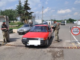 Выезжая из оккупированного Донбасса, женщина умышленно наехала на ноги украинскому пограничнику