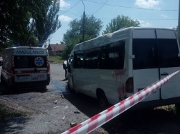 На Шевченковском легковушка влетела в маршрутку: шестеро пострадавших (Фото)