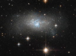 NASA опубликовало снимок галактики с голубыми потоками газа