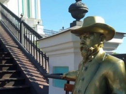 В Киеве украли статую Джека Дэниэлса. Она нашлась на лавке у церкви