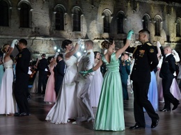 Платья, фраки и живая музыка: в Севастополе стартовал юбилейный офицерский бал