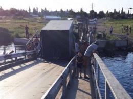 Под Николаевом перегруженные фуры поломали мост через реку