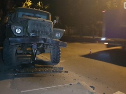 Отказали тормоза: в Николаеве военный автомобиль «Урал» снес светофор