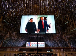 Фото и текст документа, который подписали в Сингапуре Дональд Трамп и Ким Чен Ын