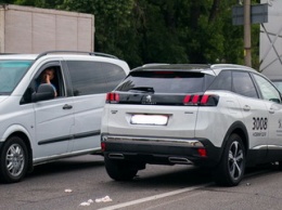 В Днепре тест-драйв стал краш-тестом: возле НК Sfera столкнулись Toyota и Peugeot, пострадал мужчина