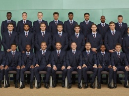 Перед вылетом на ЧМ-2018 сборная Англии переоделась в строгих джентльменов