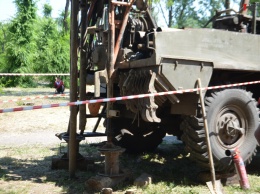 Рабочие беспрепятственно берут пробы грунта в парке напротив "Украины": активисты рассказали, почему ушли