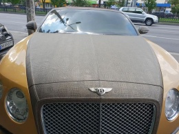 В Киеве засняли золотой Bentley с обшитым крокодиловой кожей капотом
