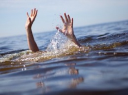 Спасатели достали тело мужчины с Венецианского залива реки Днепр