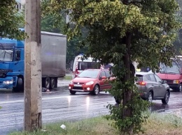 На Салтовке водитель фуры не заметил пешехода и протянул его тело по дороге, - ФОТО