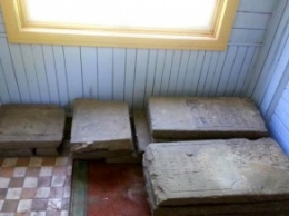 На Волыни в строительном мусоре нашли еврейские надгробия (фото)