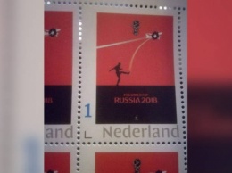 Почта Нидерландов извинилась за марку с футболистом, который сбивает мячом самолет