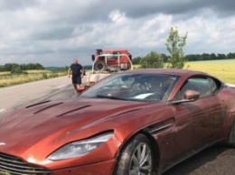 Под Днепром в аварию попал новейший спорткар Aston Martin DB11 (ФОТО)