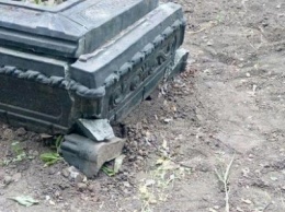 В Мирнограде поймали вандалов, которые воровали рельсы из могил на местном кладбище
