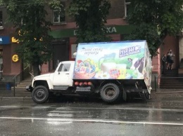 В центре Тернополя грузовик провалился под асфальт