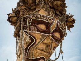 Возвышающаяся деревянная скульптура приветствует отдыхающих в Тулуме (фото)