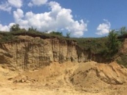 На Днепропетровщине двух селян обвиняют в незаконной добыче около 4,5 тонн песка и глины
