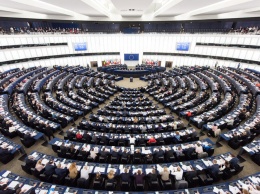 Европарламент принял резолюцию с требованием освободить политзаключенных в РФ, умер Говорухин, стартовал ЧМ по футболу. Главное за день