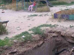 В Запорожье детям приходится играть на площадке рядом с ямами и железными штырями, - ФОТО