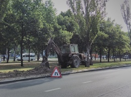 В Николаеве чистят обочины от лишнего грунта на бульварной части Центрального проспекта