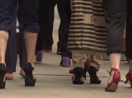 В Чикаго юристы прошлись по улицам на каблуках (Видео)