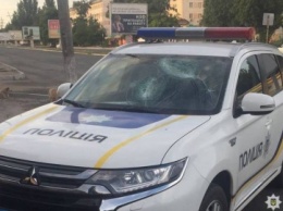В Никополе хулиганы разбили битой автомобиль полиции