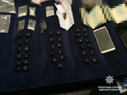 Более 300 «закладок» с наркотиками обнаружили одесские патрульные