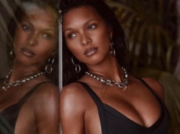 Модель Victoria's Secret без комплексов показала голую грудь