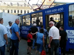 В центре Днепра трамвай «упал» на хлебовоз
