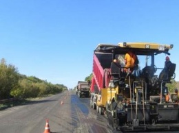 Дорожники заасфальтировали уже 13 км дороги в Изюм и 17 км Сумской трассы