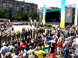 В Мариуполе проходит парад военной техники и фестиваль ко дню освобождения города