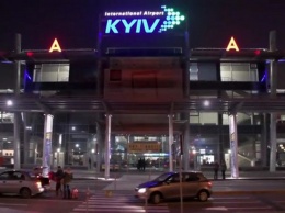 С ссадинами и ушибами: десятки пассажиров с детьми застряли в аэропорту "Киев