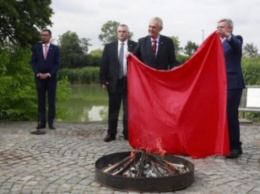 Президент Чехии публично сжег красные трусы