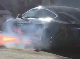 Tesla режиссера Майкла Морриса загорелась во время движения