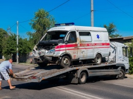 В Днепре «скорая помощь» снесла забор жилого дома и перевернулась: пострадал фельдшер