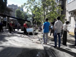Фотофакт: в центре Киева автомобиль провалился под землю