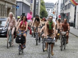 В Брюсселе протестовали голые велосипедисты