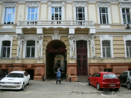 В центре Одессы отреставрируют входные двери - на деньги из депутатского фонда