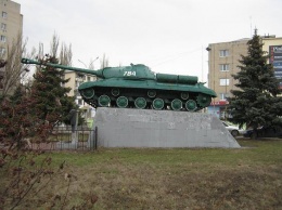 Над танком ИС-2 нависла опасность, потому что он сталинский