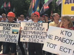 "Зарплату!". Шахтеры под Радой требуют не уничтожать угольную отрасль (ФОТО)