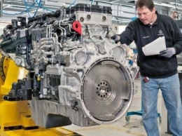 На заводе Mercedes-Benz изготовили знаковый двигатель