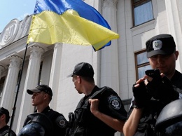 В Киеве митингующие шахтеры и ветераны готовы взять Раду штурмом