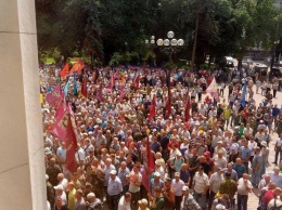 Столкновения под Радой: митингующие ведут переговоры