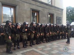 Пятеро полицейских получили травмы в стычках у Верховной Рады, есть задержанный