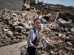Анджелина Джоли в сером бронежилете посетила разбомбленный Ирак